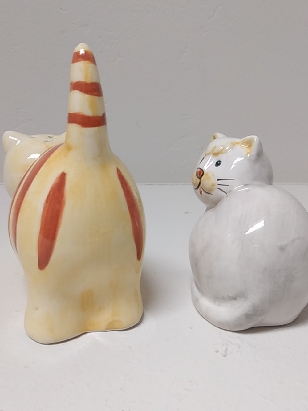 Vintage Ceramic Cat Figurine Salt & Pepper Shaker Set, White-Orange Hand Painted - Picture 3 of 10